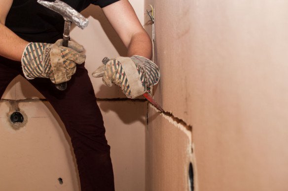 Klusjesdienst, Badkamer renovatie, Aanleg van terrassen, Aanleg van opritten, Plaatsen van buitenschrijnwerk, Ramen en deuren op maat, Gevel renovatie, Isoleren buitengevel, Afsluitingen in Dendermonde, Oost-Vlaanderen