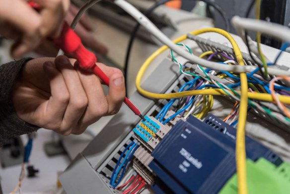 Algemene elektriciteitswerken, Video & parlofonie, Elektriciteit voor zonnepanelen, Automatisatie van kantelpoorten, Automatisatie van sectionale poorten, Verlichting binnen, Verlichting buiten, LED verlichting, Kleine industriële elektriciteitswerken, Privé elektriciteitswerken in Zele, Oost-Vlaanderen