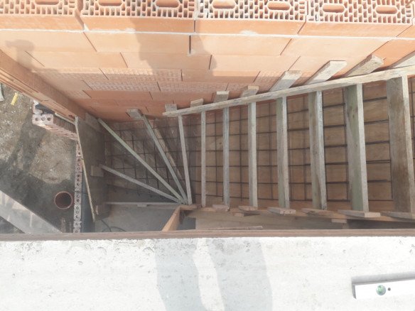 Betonnen trap, Trappen op maat, Prefab, Bekistingswerken, Gepolierde beton trap, Nieuwbouw, Betontrappen in ruwe bekisting in Rijkevorsel, Antwerpen