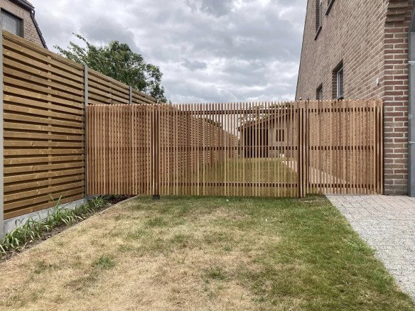 Bekleden van houten poorten Pollinkhove, West-Vlaanderen