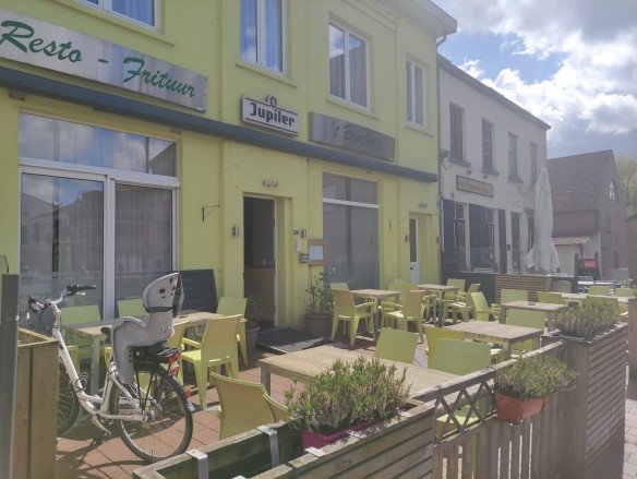 Snackbar met een zomerterras Lichtervelde, West-Vlaanderen