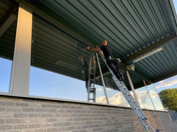 Schoonmaken van overkappingen Genk, Limburg