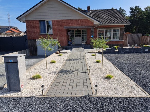 Klinkers leggen in tuin Meeuwen (Oudsbergen), Limburg