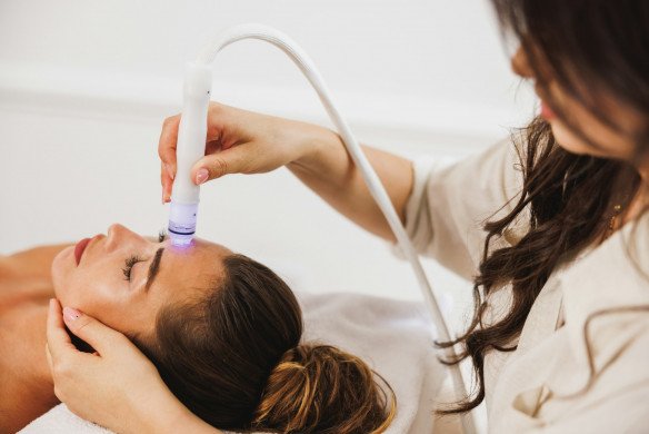 beauty-therapist-performing-hydrafacial-procedure-on-woman.jpg - Loulou Glow, Antwerpen